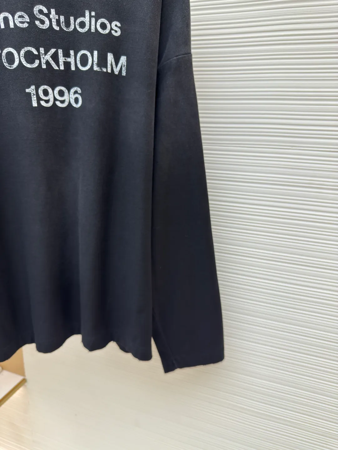Acne Studios 1966 mud-dyed washed and distressed long sleeves ●Authentic product: purchased and developed by 2224 ●Item number: 1680630-A15 ●Fabric: super soft cotton fabric ●Technology: washed and distressed ●Version: loose fit ●Weight: about 425 grams ●Size: S-M-L-XL ●Description: Made of ultra-soft pure cotton fabric, garment-dyed, washed and distressed, the chest part has a dirty feel, and the lower part shows a gradient effect. The neckline is slightly frayed to better fit the overall tone. The overall line is straight and delicate, the fabric is comfortable and soft, and the color is consistent without color difference. It can be matched with the same style to create a fashionable look and control various occasions. Customized accessories, complete with three standards, the same style for men and women!